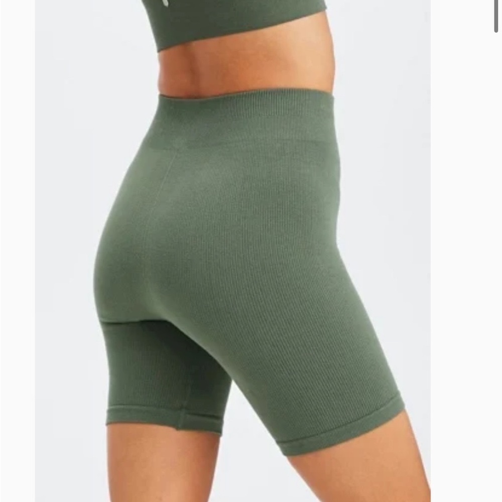 Fabletics | Cloud Seamless High-Waisted 7" Short